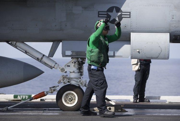 <p>Doğu Akdeniz'de Türkiye sınırlarının hemen güneyinde çalışmanın kendileri için önemli olduğunu vurgulayan Tuğamiral Whitesell, "Biz sadece NATO'da bulunan iki dost değil, aynı zamanda koalisyonda da dostuz. Daha da önemlisi DEAŞ ile mücadelemizde dostuz. Türkiye ile iş birliğimiz ve dostluğumuz olmasaydı bu mücadeleyi yapamazdık. Görevimizi yapmamızda Türkiye bizim için çok önemli. Türkiye'ye güvenmek zorundayız. Şu anda ilişkimiz çok iyi ve dostça." ifadelerini kullandı.</p>