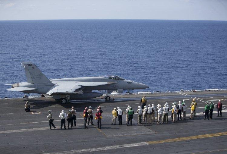 <p>Türk fırkateyni eşlik ettiGeorge H. W. Bush uçak gemisinin komuta subayı Albay Will Pennington da Türkiye'nin de içinde bulunduğu DEAŞ karşıtı koalisyonun operasyonlarını desteklemek için Akdeniz'de bulunduklarını hatırlattı.</p>