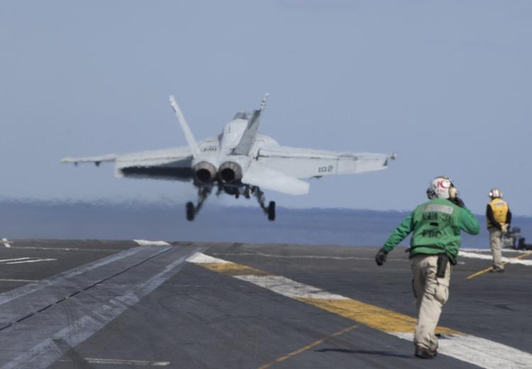 <p>Her türlü hava şartlarında uçabilen bu bombardıman uçaklarının yanı sıra gemide elektronik harp donanımlı ve saldırı maksatlı EA-18G Growler tipi uçaklar da bulunuyor.USS George H.W. Bush'da ayrıca Seahawk helikopterlerinin yanı sıra erken ihbar ve kontrol uçağı E-2C Hawkeye, uçak gemilerine malzeme ve personel taşımak için kullanılan C-2A Greyhound nakliye uçakları da yer alıyor.</p>