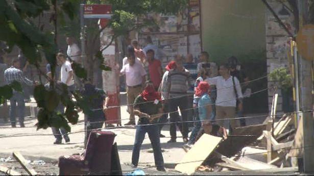 <p>Akşam saatlerinde karışan Gazi mahallesinde yüzleri maskeli grup yeniden sokakları karıştırdı. Polis müdahale ediyor...<br />
<br />
<strong><a href="http://video.haber7.com/video-galeri/57524-gazi-mahallesinde-polis-mudahalesi" target="_blank"><span style="color:#FFD700">HABERİN VİDEOSUNU İZLE</span></a></strong></p>

<p> </p>
