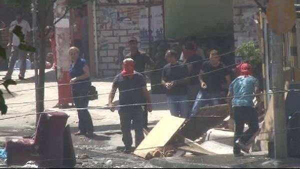 <p>İstanbul Sultangazi Gazi Mahallesi'nde polis toplanıp yola barikat kurmaya çalışan bir gruba müdahale etti. Gruptaki kişiler polise taş atarken, bazı kişilerin yüzlerinin kırmızı maskeyle kapalı olması dikkatlerden kaçmadı.<br />
<br />
<strong><a href="http://video.haber7.com/video-galeri/57524-gazi-mahallesinde-polis-mudahalesi" target="_blank"><span style="color:rgb(255, 215, 0)">HABERİN VİDEOSUNU İZLE</span></a></strong></p>
