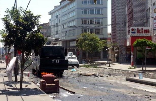 <p>Polis barikat çevresindekileri tazyikli su ve gaz kullanarak dağıtmaya çalıştı. Gazi Mahallesi dün de Bağcılar'da öldürülen teröristin cenazesini bahane ederek sokakları ateşe verip, polise saldırmıştı.<br />
<br />
<strong><a href="http://video.haber7.com/video-galeri/57524-gazi-mahallesinde-polis-mudahalesi" target="_blank"><span style="color:rgb(255, 215, 0)">HABERİN VİDEOSUNU İZLE</span></a></strong></p>
