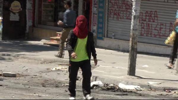 <p>Alevi dernekleri bugün Gazi Mahallesindeki Cemevi'nde bir basın açıklaması yapacaklarını duyurmuştu. Öte yandan önceki gün Bağcılar'da düzenlenen operasyonda öldürülen Günay Özaslan'ın cenazesinin de bugün defnedileceği belirtiliyordu.<br />
<br />
<strong><a href="http://video.haber7.com/video-galeri/57524-gazi-mahallesinde-polis-mudahalesi" target="_blank"><span style="color:rgb(255, 215, 0)">HABERİN VİDEOSUNU İZLE</span></a></strong></p>
<p> </p>
