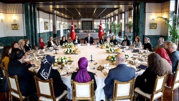 <p>Cumhurbaşkanı Erdoğan&rsquo;ın başkanlığında Cumhurbaşkanlığı Sarayı&rsquo;nda ger&ccedil;ekleştirilen toplantıya akademisyenler, sivil toplum kuruluşları başkanları, gazeteciler, kamudan isimler bir araya gelerek g&ouml;r&uuml;ş alışverişinde bulundu.</p>

<p>&nbsp;</p>
