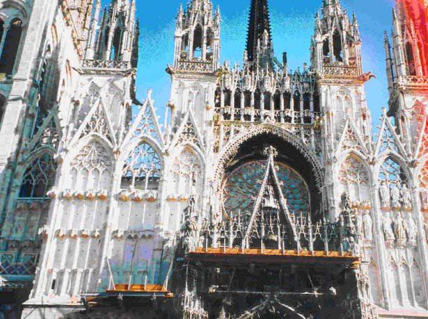 <p><strong>Monet - Cathedrale de Rouen</strong></p>

<p>Eser Kathedralin farklı gün ve yıllarda farklı açılardan resmedilmesinden oluşuyor. Farklı ışık koşullarında değişimini de barındırmaktadır. Paris'te bulunan Musee National d'Orsay'da sergilenmektedir.</p>
