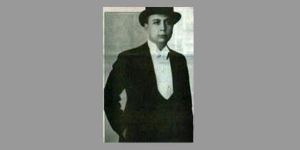 <p><strong>Vehbi Koç</strong></p>

<p>16 yaşında Ankara'da babasının açtığı bakkal dükkânı ile ticaret hayatına atılan Vehbi Koç, 1938 yılında Koç Ticaret A.Ş.'yi kurdu. Koç Holding, Türkiye'nin ilk Holdingi ünvanına sahip oldu. 1940'lardan itibaren ardı ardına gelen endüstriyel girişimler, uluslararası ortaklıklar ve faaliyet alanındaki genişlemeler Koç Holding A.Ş.'nin temelini oluşturdu.</p>
