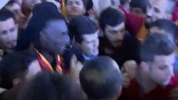 <p>Fransız futbolcunun etrafındaki taraftarlardan biri, Gomis'e doğru hamle yaparak güneş gözlüğünü çıkarmaya çalıştı.</p>
