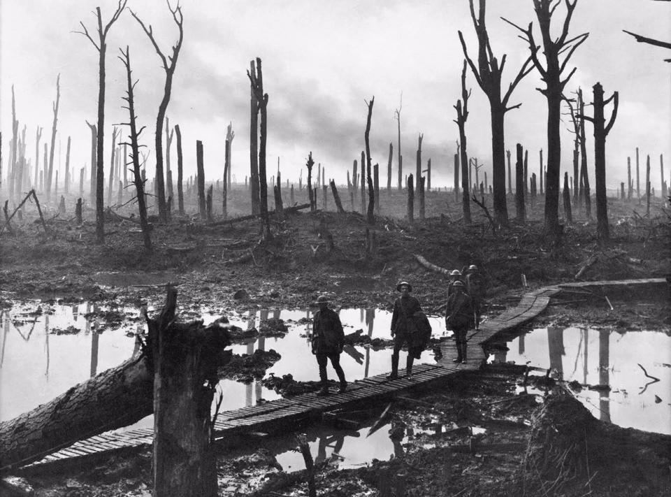 <p>28 Temmuz 1914'de başlayan ve 11 Kasım 1918'de sona eren 1.Dünya savaşının üzerinden tam 100 yıl geçti. İşte 1.dünya savaşının en etkileyici fotoğrafları...<br />
<br />
1. Avustralya askerleri Belçika, Hooge yakınlarındaki bataklıktan kurdukları geçici köprüyü kullanarak geçiyorlar (29 ekim 1917)</p>

<p> </p>
