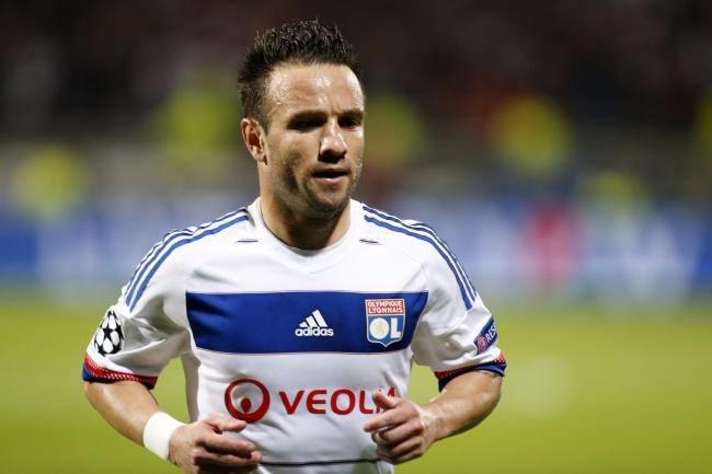 <p>Mathieu Valbuena</p>

<p>Fenerbahçe’nin iki yıldır listesinde olan Valbuena için Galatasaray da teklifte bulundu. G.Saray’ı sosyal medyada takibe alması taraftarları heyecanlandırdı ancak Fransız yıldız Fenerbahçe’ye imza attı.</p>

<p> </p>
