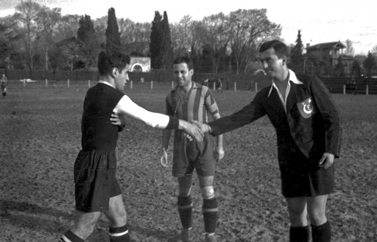 <p>Fenerbahçe Stadı'nda oynanan Atatürk Kupası mücadelesinde Fenerbahçe ile Beşiktaş takımları karşı karşıya geldi. Kaptanlar Büyük Fikret ve Baba Hakkı maç öncesi birlikte fotoğraf çektirdi. 1935</p>
