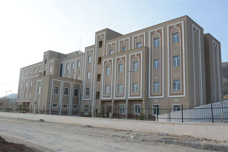 <p>"BÖLGENİN KADERİNİ DEĞİŞTİRECEK"<br />
Hasankeyf Kültür Derneği Başkanı Ahmet Akdeniz de projenin sadece ilçenin değil, bölgenin kaderini değiştirecek kadar önemli olduğunu söyledi. Projeye ilçe halkının büyük destek verdiğini belirten Akdeniz, şunları kaydetti: "Yarınlarımızı kurtaracak bir projedir. Hasankeyf'te ilçe halkı yıllardır İstanbul'a, İzmir'e, Ankara'ya, Bursa'ya göç ediyordu. İnşallah bu proje ile göç sona erecek, geri dönüş olacak. Hasankeyf'e çok büyük yatırım yapıldı. Bunun kıymetini biliyoruz. Bu yatırımı, hükumetimizin bize bir armağanı olarak görüyoruz. Devletimiz Hasankeyf'e çok büyük önem veriyor."</p>