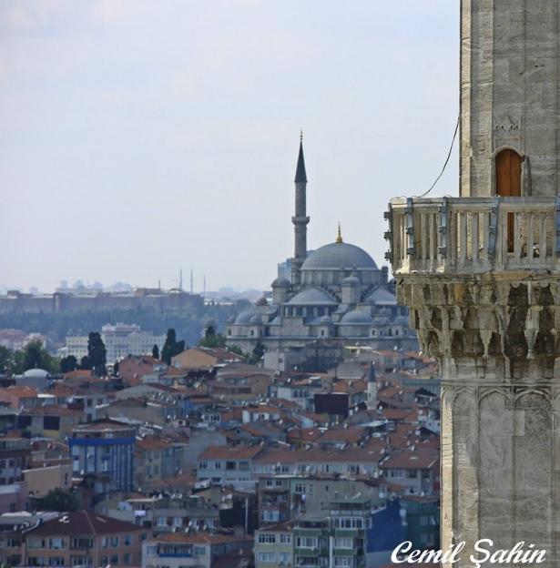 <p><strong><span style="color:#FFD700">Fatih Camii</span></strong></p>
