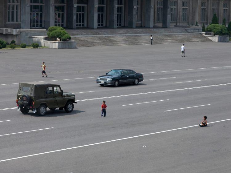 <p>Ülkede otomobillerin sayıları gün geçtikçe artarken, küçük çocuklar hala yolun ortasında oyun oynuyorlar.</p>
