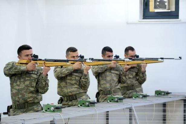 <p>Kursiyerler üzerinde çalışmaları devam eden yerli üretim keskin nişancı tüfekleri hakkında da bilgi alıyor. </p>