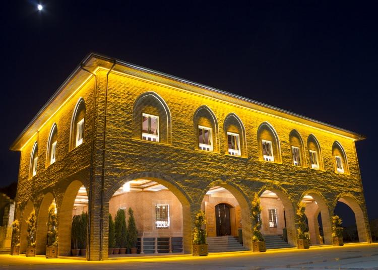 <p>8 - Hacı Bayram Cami / Ankara Başkent Ankara'nın Altındağ ilçesine bağlı Ulus semtinde yer alır. Augustus Tapınağı'nın bitişiğindeki tarihi cami, yapım tarihi hicri 831 yılı olarak bilinir ve caminin ilk mimarı hakkında pek fazla bilgiye ulaşılamayan Mehmet Bey'dir.</p>