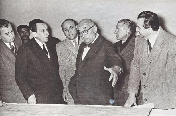 <p>Demirel, siyasi kariyerini 9. Cumhurbaşkanı olarak tamamladı. 1955 yılında Devlet Su İşleri Genel Müdürlüğü’ne atanan Demirel barajlar konusunda Cumhurbaskanı Celal Bayar'a  bilgi verirken görülüyor.</p>

<p> </p>
