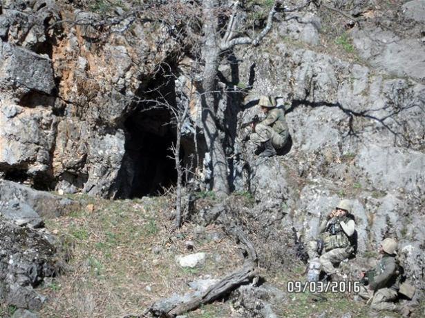 <p><strong>KOMANDOLARIN OPERASYONU FİLMLERİ ARATMADI</strong><br />
Helikopterle sarp kayalık bölgeye atılan komandolar, 100-150 metre dik kayalardan özel hazırlanan dağ ipi ve ip merdivenlerle mağaraların bulunduğu alana ve dere tabanındaki derin suyla kaplı kanyona indiler.</p>
