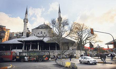 Mihrimah Sultan Camii: Mihrimah Sultan adına Mimar Sinan tarafından yapılan iki cami bulunuyor. Biri Üsküdar sahilde, diğeri Edirnekapı'da. Bu camilerin öyküsü ise şöyle rivayet ediliyor: