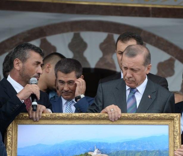 <p>Cami çevresinde dinlenme yerleri bulunduğunu aktaran Erdoğan, çevre düzenlemesinin yapılması konusunda emeği geçen Orman ve Su İşleri Bakanlığına teşekkürlerini iletti.</p>