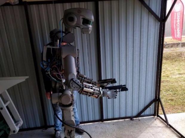 <p>Projeye her ne kadar kurtarma çalışmalarında kullanılmak amacıyla bir robot geliştirmek için başlansa da FEDOR'a yüklü silahları kullanma yeteneği öğrenmesi planları değiştirdi. </p>

<p> </p>
