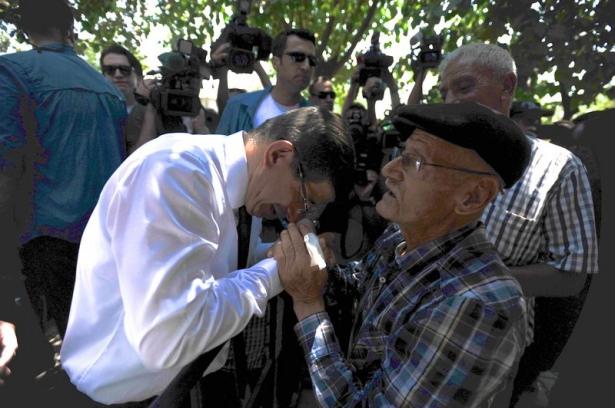 <p>Başbakan Davutoğlu ve beraberindekiler daha sonra, 24 Temmuz'da sınır hattındaki görevi sırasında IŞİD militanları tarafından yapılan saldırıda şehit olan Astsubay Mehmet Yalçın Nane'nin görev yaptığı Dağ Hudut Karakolu'na gitti. </p>