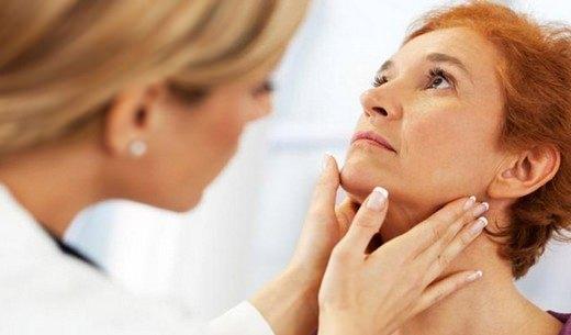 <p>Tiroid bezi insan vücudunda önemli bir rol oynar. Bedendeki birçok aktiviteyi kontrol eder ve hormonların yapımını sağlar. Bu bezin normal şekilde çalışmaması da birçok belirtiyi karşımıza çıkarır.</p>
