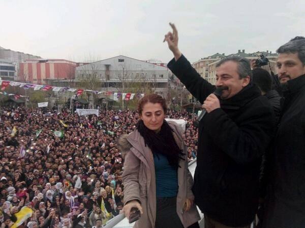 <p>Şehirlerdeki barikat ve hendeklerle ilgili olarak, engellenmiş ama her duvarı bir kapı eden değerli gençleri direnen tüm bütün insanlara selam verin.</p>