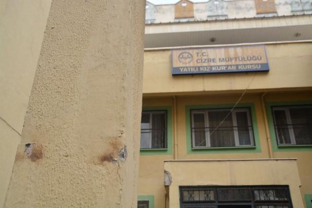 <div>İlçe merkezindeki cadde ve sokaklarda hendek kazıp, kurdukları mayınlı barikatlarla günlük yaşamı adeta felç eden teröristler eğitim kurumlarına da büyük zarar verdi. </div>
<div> </div>