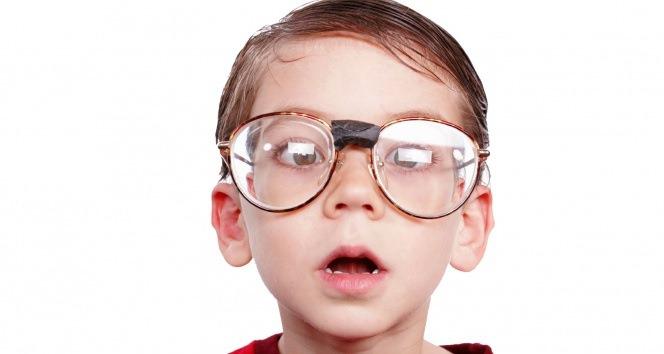 <p>Bir zamandan sonra çocuğa gözlük verildiğini kabullenen ailelerin yaptığı hatalardan birisi de; <strong>gözlük çerçevesi ve cam alırken düştüğü hatalardır.</strong></p>
