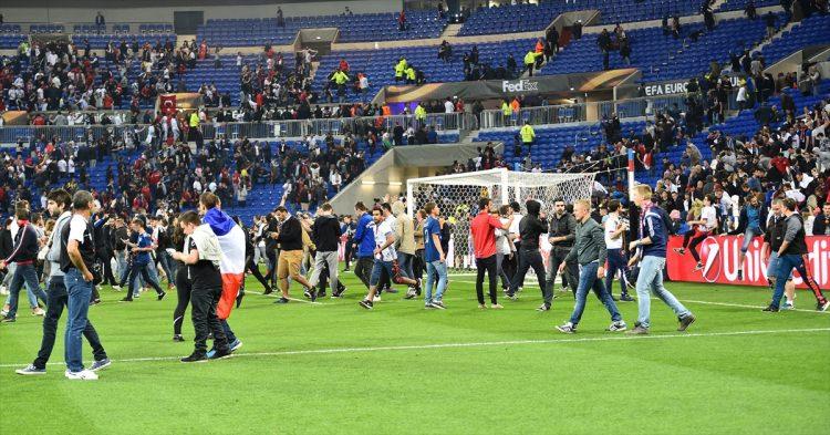 <p>Olympique Lyon Başkanı Jean Michel Aulas'ın paniğe kapılıp sahayı basan taraftarların arasına gelerek seyirci hoparlöründen herkesi sakin olmaya davet ettiğini ve uzun bir süre seyircilerin arasında kaldığını ve o dakikadan itibaren, müthiş gürültüye rağmen başka bir olay yaşanmadığını da okuyucularına duyurdu. </p>

