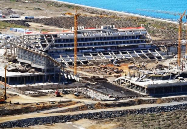 <p>İnşaatına Beşiktaş'ın yeni stadı Vodafone Arena'dan daha sonra başlanılan Trabzon Akyazı Spor Kompleksi, Beşiktaş'ın yeni yuvasını şimdiden geçmeyi başardı.</p>
