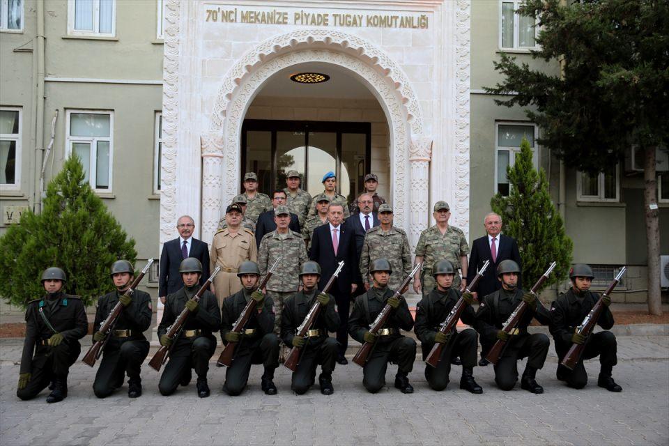 <p>Cumhurbaşkanı Recep Tayyip Erdoğan dün akşam Genelkurmay Başkanı Orgeneral Hulusi Akar ile birlikte Mardin’e gelerek 70’inci Mekanize Tugay Komutanlığı Sayın Kışlası’nda, Mehmetçiklerle birlikte iftar yaptı.</p>

