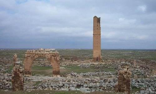 <p>Bir masal şehri Harran Şanlıurfa'nın 45 km. güneydoğusundakı Harran, Mezopotamya ile Akdeniz'i birleştiren önemli bir durak noktası. 5 bin yıllık bir geçmişe sahip. İlk çağlardan beri önemli kültür merkezi.</p>