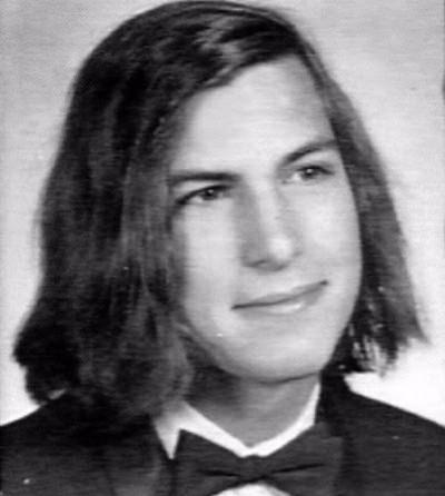 <p><strong>Steve Jobs;</strong> Apple'ın kurucusuydu. Okulu hiç sevmedi. Okulu pratikte karşılığı olmayan bir yer olarak görüyordu. </p>
