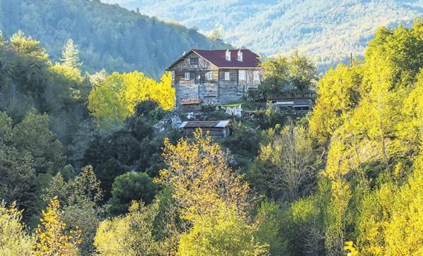 <p>Küre Dağları Milli Parkının eteklerinde bulunan Kastamonu'nun Pınarbaşı ilçesi, barındırdığı doğal güzelliklerle doğa ve fotoğraf tutkunlarını cezbediyor. Kent merkezine 3 kilometre uzaklıktaki "Horma Kanyonu"nun sonbaharın renk tonlarıyla buluşması sonucu ortaya çıkan doğal güzellikler, ziyaretçilerini büyülüyor. Yaklaşık 4 kilometrelik bir parkurdan oluşan kanyonun içerisinden geçen Zarı çayı ise, Ilıca'daki şelaleye kadar ulaşıyor. Doğanın sunduğu bu görsel şölen, seyrine doyum olmayan bir manzara oluşturuyor. Yöreye özgü folklorik kıyafetler giyen bölge insanı ise kendilerine has güzellikleriyle dikkati çekiyor.</p>

