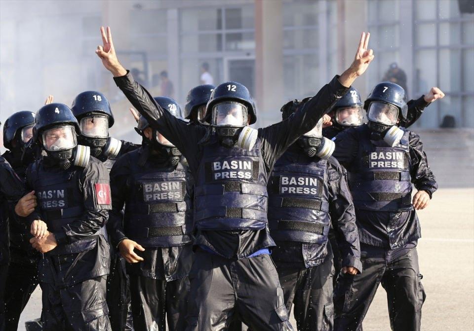 <p>Saha eğitimi, uzman personel tarafından Polis Akademisinin Gölbaşı Yerleşkesi'nde gerçekleştirildi. "Toplumsal Olaylarda Ekipman Kullanımı" başlıklı derse katılan savaş muhabiri adayları, kitlesel olaylarda nasıl davranmaları gerektiğini öğrendi. Eğitim kapsamında TOMA'dan tazyikli su sıkılan muhabirlere, biber gazlı müdahalede de bulunuldu.</p>
<p> </p>