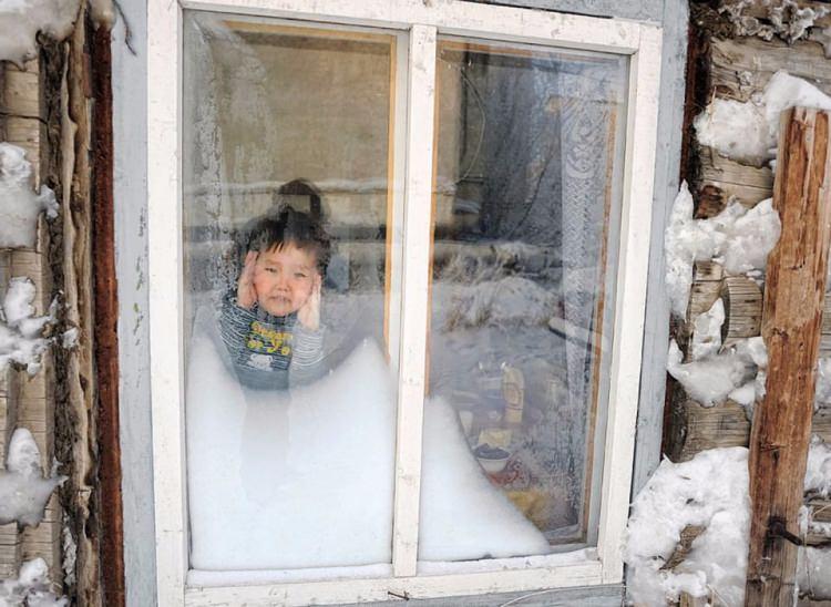 <p>15 yaşın üstündeki çocuklar ise okullarına gitmeye devam ediyor.</p>