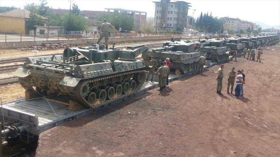 <p>Öte yandan, yaklaşık 2 haftadır süren sevkıyatta 90’ı aşkın, tank ve zırhlı araç İslahiye ilçesine getirilmiş oldu.</p>

<p> </p>
