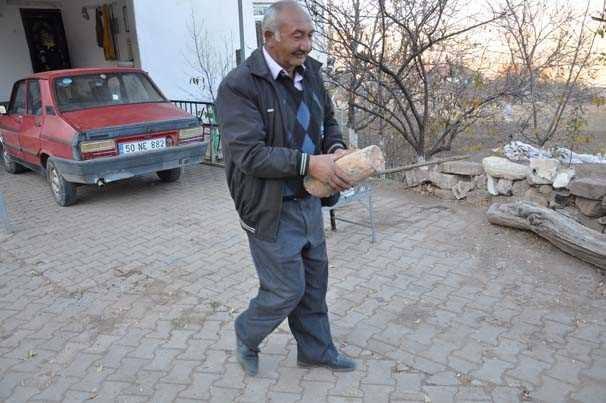 <p>Son olarak Nevşehir’de tarla sürerken bulduğu taşlaşmış parçaları Müze Müdürlüğü ile paylaşan Ali Kale’nin tarlasından çıkanlar parçalar incelendiğinde fosil parçaların fil dişine ait olduğu tespit edildi. </p>
<p> </p>