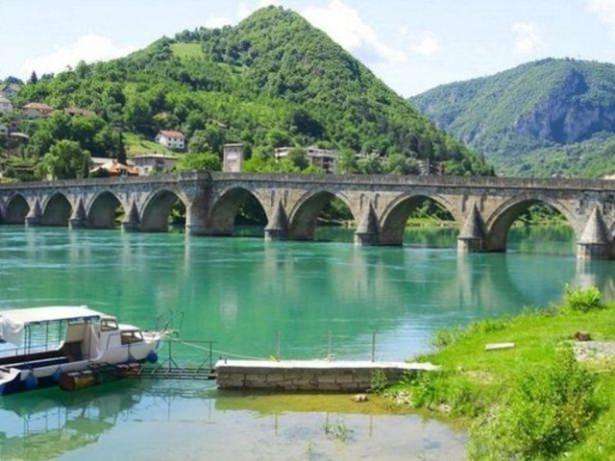 <p>Bosna Hersek / Sokullu Mehmet Paşa tarafından yatırılan Drina Köprüsü ve köprü üzerinde yeralan mihrabı</p>

<p> </p>
