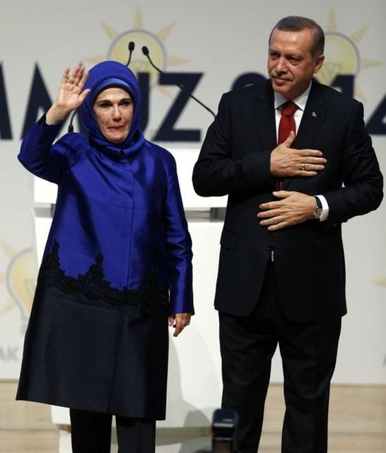 <p>Başbakan ile hemen tüm miting ve organizasyonlara katılan Emine Erdoğan, birçok sivil toplum organizasyonunda da faal.</p>

<p> </p>
