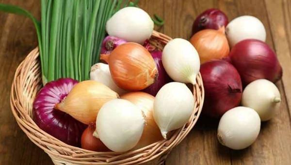 <p>Ilık haldeyken süzün, iki çorba kaşığı süzme bal ilave ederek gün içinde kısa aralıklarla birer kaşığı için. <strong></strong> </p>