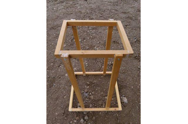 <p>Çuvalların içine rahatça toprak doldurabilmek için, kullanacağımız çuvalın ölçülerine göre bir ‘çuval tutucusu’ hazırladık.</p>

<p> </p>
