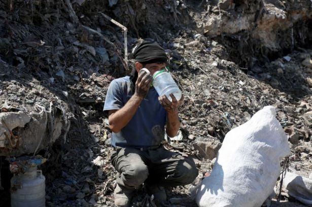 <p>Yaklaşık 30 ailenin ekmek kapısı haline gelen bu işte &ccedil;alışanlar, sabahın erken saaatlerinde geldikleri &ccedil;&ouml;pl&uuml;kte 11 saat aralıksız &ccedil;alışıyor. İş&ccedil;iler yemek molası vermeden sıcağın altında &ccedil;&ouml;pl&uuml;kte para edecek naylon ve plastik gibi katı atık maddeleri ayırıyor.</p>

<p>&nbsp;</p>
