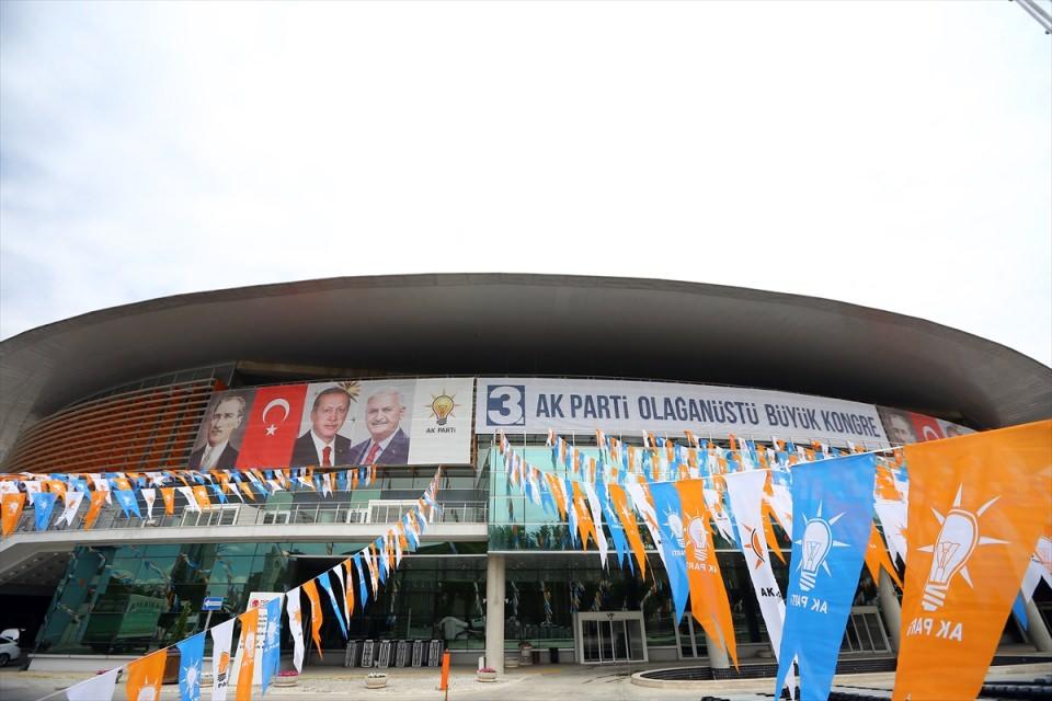 <p>Yarın gerçekleşecek AK Parti 3. Olağanüstü Büyük Kongresi için Ankara Spor Salonu'nda hazırlıklar büyük ölçüde tamamlandı.</p>
