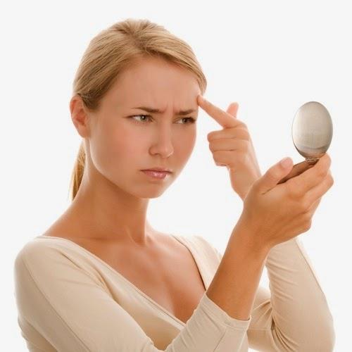 <p>Dermatoloji Uzmanı <strong>Dr. Mehmet Özeren</strong> yüz, omuz, sırt ve göğüs bölgesinde görülen aknenin kronik bir tablo olduğundan ve tedavisinin uzun sürdüğünden bahsediyor. Özellikle gençlerin yüzde 90'ında kendini gösteren sivilceye, kozmetik ürünlerinden sigaraya kadar pek çok faktör neden oluyor.</p>