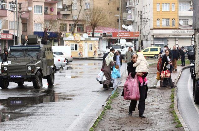 <p>Bazı aileler, yanlarına aldıkları eşyalarla evlerinden ayrıldı. Bu sırada ailesiyle göç eden bir çocuğun gözyaşı döktüğü görüldü. Teröristlerin saldırısı sonucu mağdur olduklarını belirten vatandaşlar, PKK'ya tepki gösterdi.</p>
<p> </p>