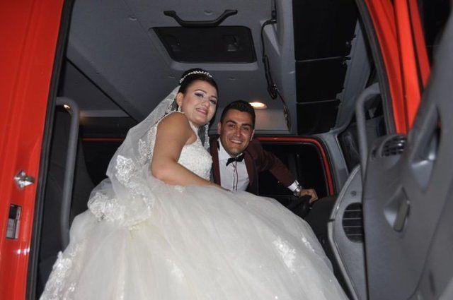 <p>İTFAİYE ARACINI GELİN ARABASI YAPTI!</p>
<p>Manisa’nın Turgutlu ilçesinde itfaiye eri olarak görev yapan 28 yaşındaki Murat Yılmaz, düğününde itfaiye aracını, gelin arabası yaptı.</p>
<p> </p>
<ul>
</ul>
<ul>
</ul>
