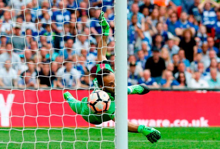 <p>Ospina da transfer döneminin resmen açılmasıyla yaklaşık 4 yıllık sözleşmeye imzasını atacak.</p>
<p> </p>