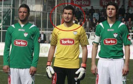 <p><strong>Genç kaleci, alacak verecek meselesi yüzünden öldürüldü</strong></p>
<p>Konya'da alacak verecek tartışması yüzünden çıkan silahlı kavgada Konya Şekerspor'un kalecisi Gürsel Yaprakçı vurularak olay yerinde yaşamını yitirdi.</p>